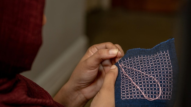 Рукодельница за работой