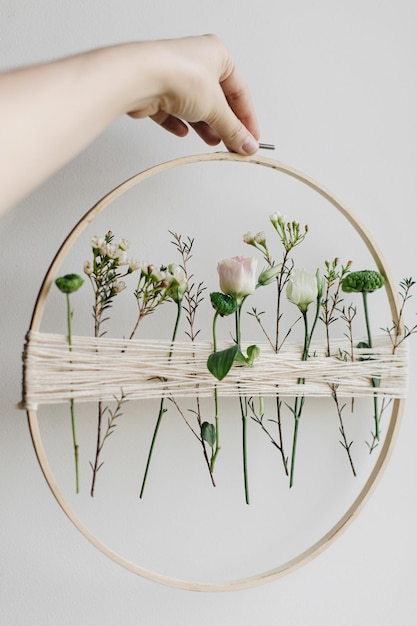 Тонкая вышивка цветочного мотива